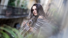 Andrea Motis © Jean-Marc Viattel Andrea Motis mit Trompete.
