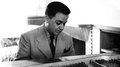 Manos Hadjidakis am Klavier