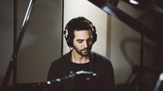 Uriel Herman © Kobi Charbit Uriel Herman sitzt am Piano.