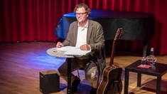 Hannes Hawlicek © Kurt Patzak Hannes Hawlicek sitzt auf der Bühne.