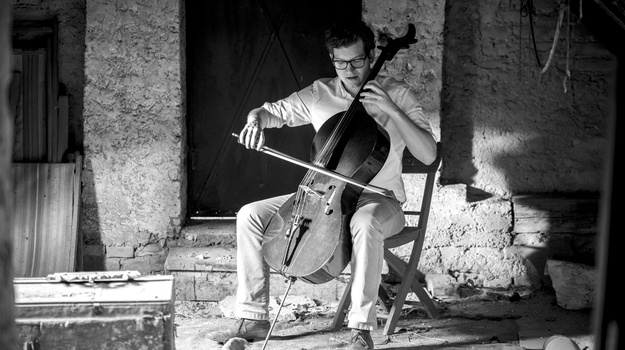 Clemens Sainitzer mit seinem Cello.