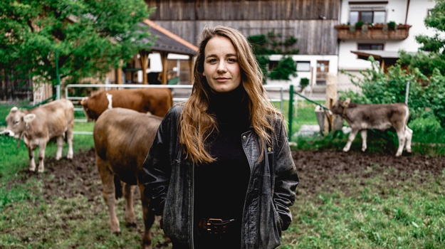 Tereza Hossa vor Kühen