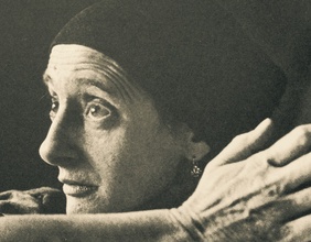 nachdenklich schauende Christine Lavant