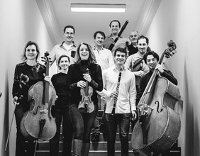 Musiker:innen des RSO Wien und Gottfried Rabl