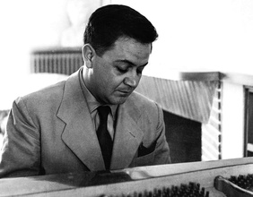 Manos Hadjidakis am Klavier