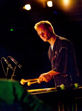 Der Vibrafonist Flip Philipp spielt auf seinem Instrument.