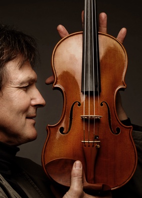 Ernst Kovacic mit Geige