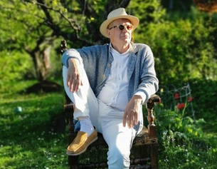 (c) Siri Winkler Josef Winkler im Garten sitzend