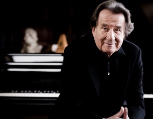 Rudolf Buchbinder © Marco Borggreve Rudolf Buchbinder sitzt vor dem Klavier.
