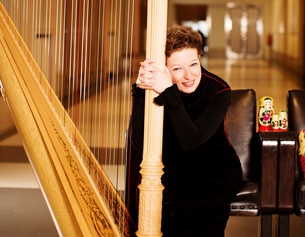 Anna Verkholantseva © JULIA WESSELY Anna Verkholantseva mit Harfe.