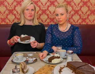 Katharina Hohenberger und Katharina Straßer an einem Tisch mit Sachertorte