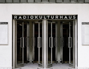 INGO PERTRAMER Eingang ORF RadioKulturhaus