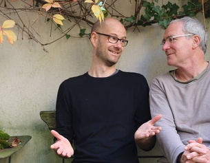 Sven Faller und August Zirner (c) RALF DOMBROWSKI Sven Faller und August Zirner sitzend auf einer Bank.