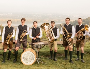 Kaiser Musikanten © Flora Bacher Kaiser Musikanten mit ihren Instrumenten auf einer Wiese