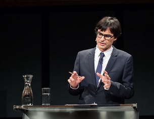 Klaus Webhofer © Xenia Trampusch Ö1 Innepolitik Redakteur Klaus Webhofer steht bei einem Rednerpult.