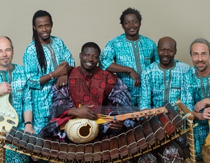 Mamadou und Percussion Mania © Ursula Röck Mamadou und Percussion Mania mit ihren Instrumenten.