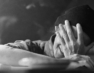 Christine Lavant © Ernst Peter Prokop Christine Lavant hält sich die Hand vors Gesicht.