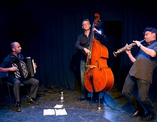 Nenad Vasilic Trio © Ivan Jaksity Nenad Vasilic Trio mit Instrumenten