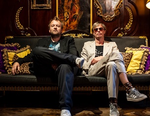 Roland Gratzer und Hannes Duscher © Maximilian Lottmann Roland Gratzer und Hannes Duscher auf der Couch.
