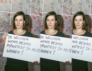 Pia Hierzegger © Erli Gruenzweil Pia Hierzegger mit einem Schild: "In welchem Wr. Bezirk möchtest Du nicht wohnen"