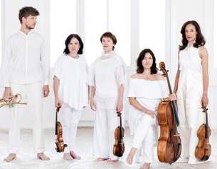 Simon Zöchbauer & Koehne Quartett © Michèle Pauty Simon Zöchbauer & Koehne Quartett mit ihren Instrumenten.