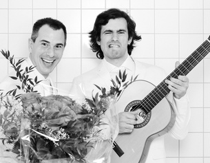 Christoph & Lollo © Ingo Pertramer Christoph & Lollo mit Blumen und Gitarre.