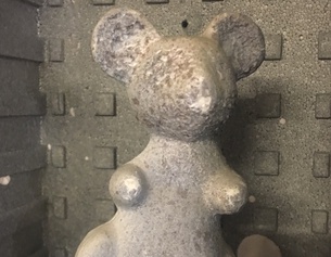 (c) Ronald Zechner Maus aus Beton