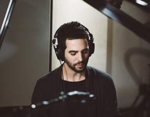 Uriel Herman © Kobi Charbit Uriel Herman sitzt am Piano.